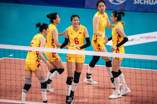 足球欧冠裁判组遭强烈质疑，争议球镜头热议不断（欧冠裁判组陷入争议风波，判罚画面引发热议）