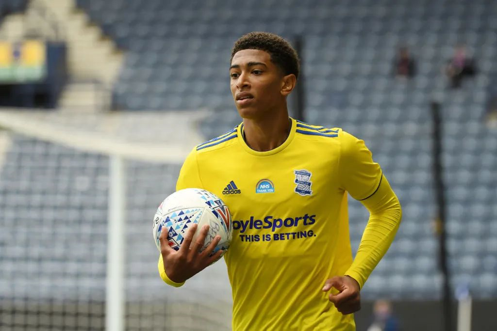 狼队防线改善主场迎战曼联，英超对决比分或1-1、2-2（防线回暖的狼队主场迎曼联，英超大战或以1-1或2-2收场）