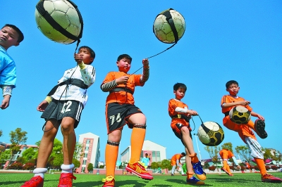 网友在梅西夜访诺坎普时偶遇他，梅西还向镜头打了招呼（梅西夜访诺坎普被网友偶遇，还向镜头打招呼）
