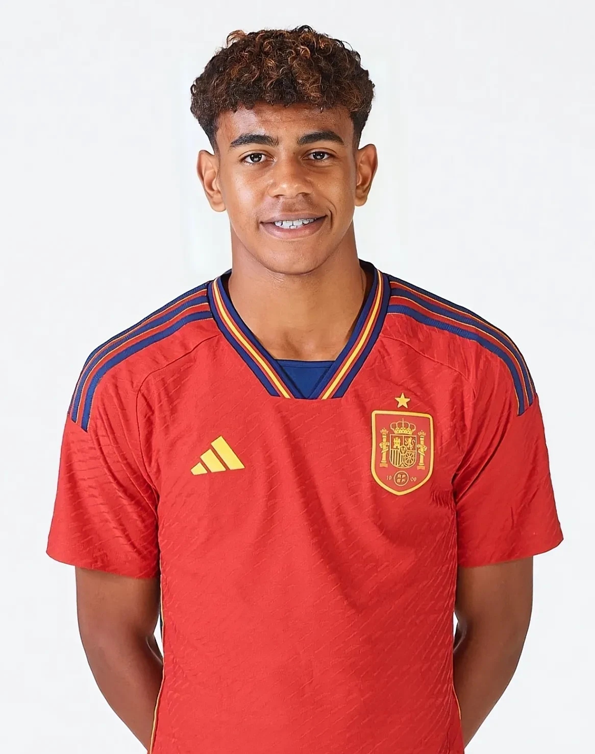 意媒：库普梅纳斯转型中卫表现亮眼，尤文中场补强成当务之急（意媒称库普梅纳斯改踢中卫表现抢眼，尤文中场补强迫在眉睫）