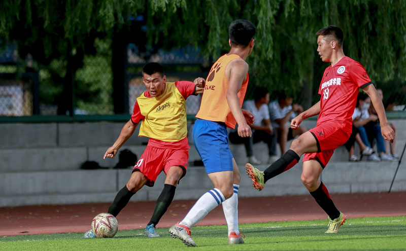 巴萨主席拉波尔塔圣诞晚宴展现亲和力 球队领跑西甲前景光明（拉波尔塔圣诞宴上亲和满满 巴萨领跑西甲前景大好）