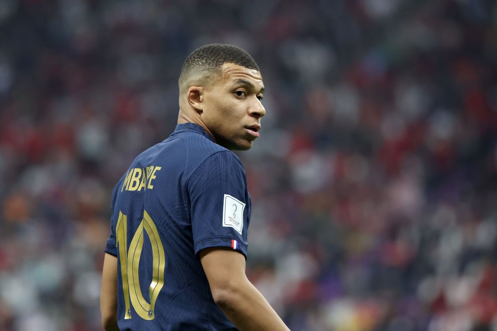 飞起来了！美国高中球员这波操作太秀了！（起飞！美国高中球员这一波神操作震撼全场）