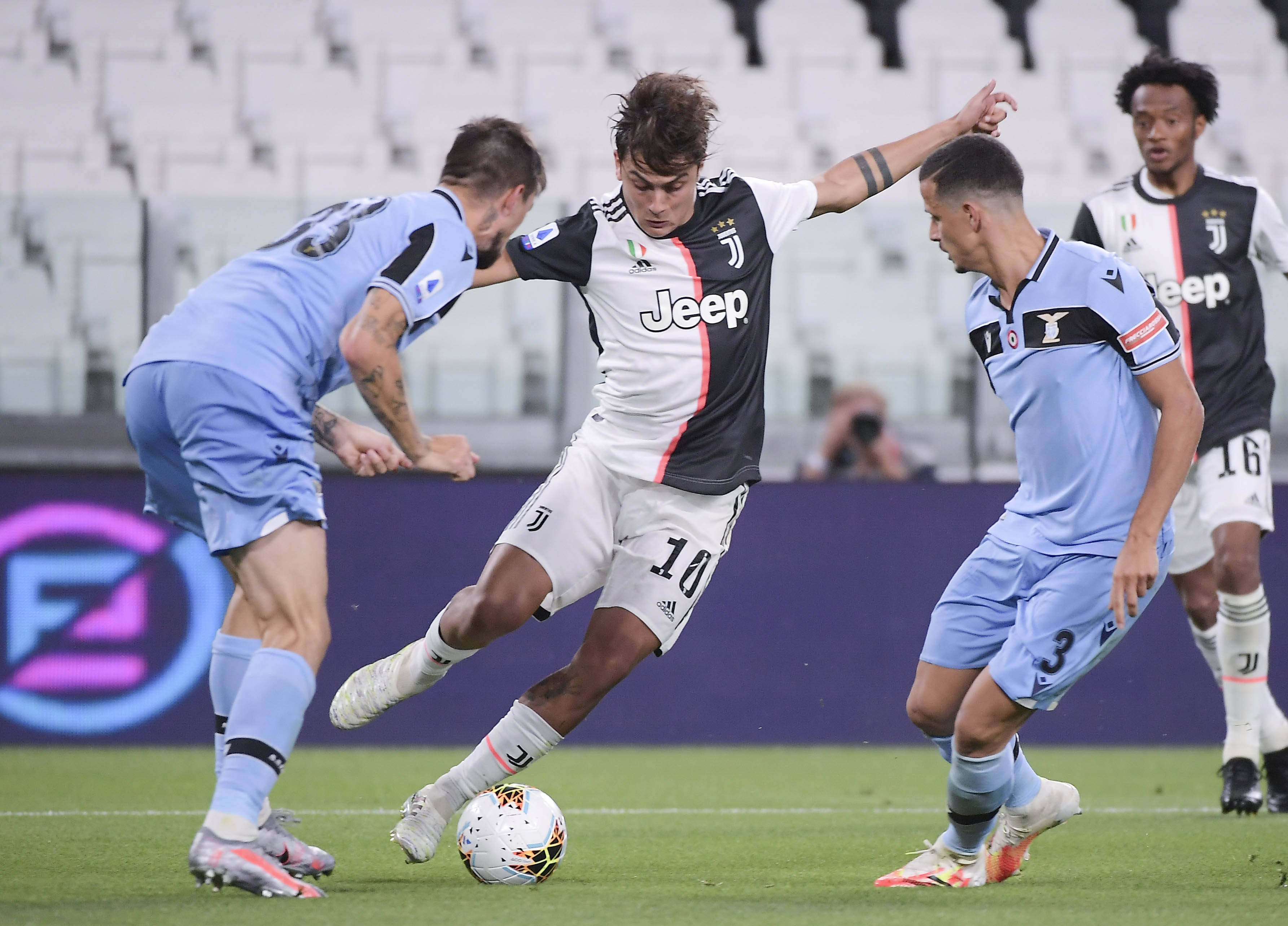 记者：多队关注赫塔16岁中场艾希霍恩，球员解约金1000-1200万（多队有意赫塔16岁中场艾希霍恩，解约金约1000-1200万）