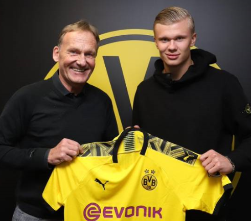 阿图什杯球员进球后跑上看台给母亲献花，后两黄变一红被罚下（阿图什杯球员破门后爬上看台向母亲献花，随即两黄变红遭罚下）