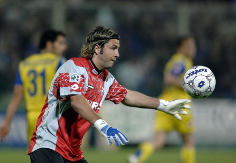 CBA：深圳男篮三分爆发 主场胜上海（CBA：深圳外线火力全开 主场力克上海）